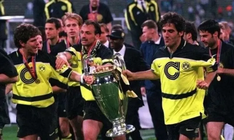 Đội nào vô địch Champions League năm 1997?