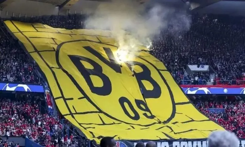 Người hâm mộ Dortmund hô vang khẩu hiệu gì?